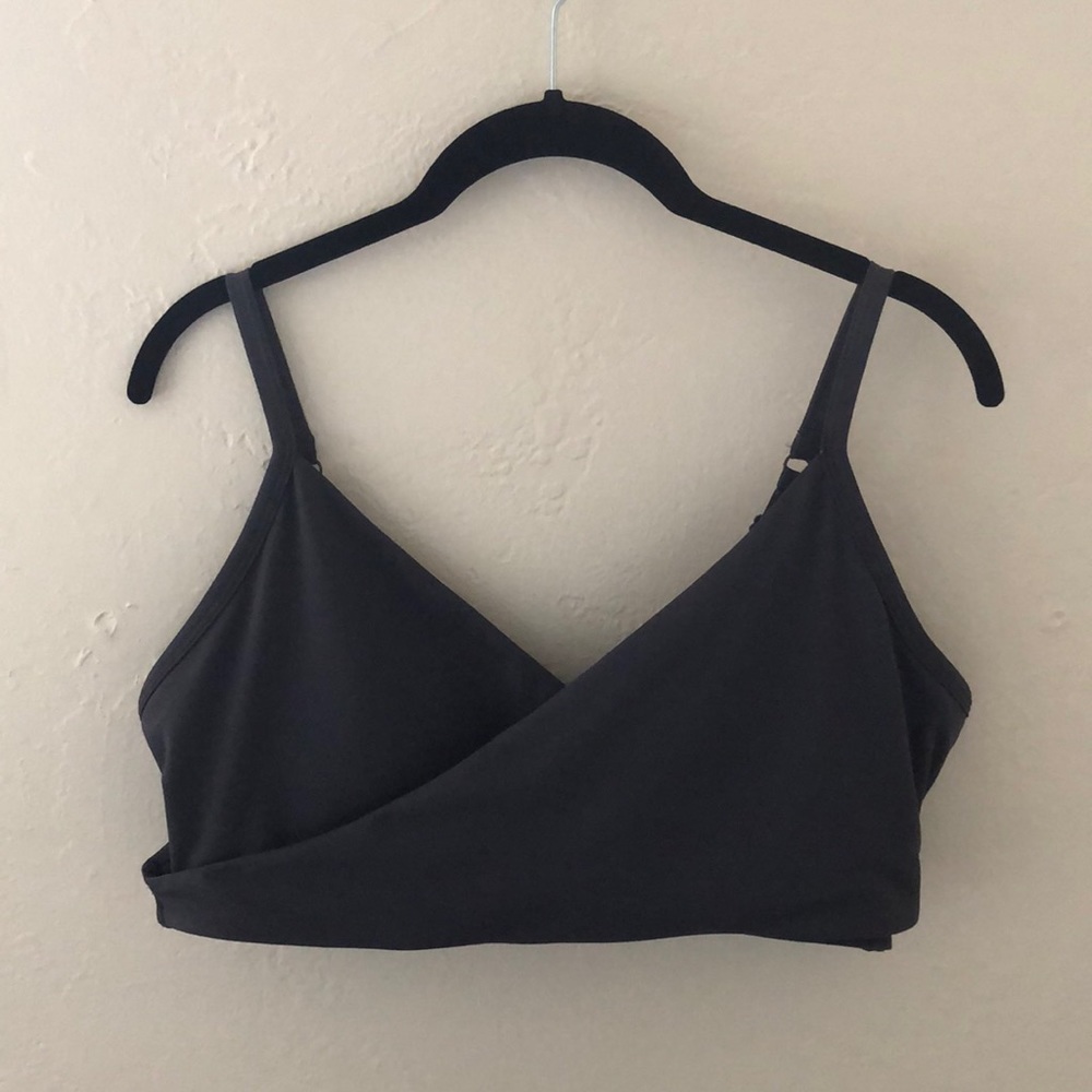 Cross front sports bra